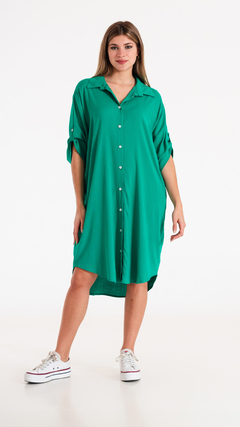 Camisaco Belu de color verde, con botones y mangas dobladas, modelo femenino posando.