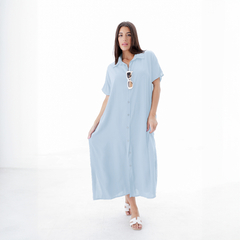 Camisaco Budapest de color celeste, con botones, usado por una mujer en un fondo blanco.