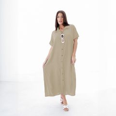 Mujer modelando un camisaco beige, con botones y gafas de sol, en un fondo blanco.