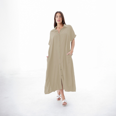 Camisaco Budapest en color beige, con botones y bolsillos, modelo femenino caminando sobre un fondo blanco.