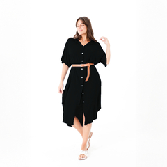 Camisaco Dania negro con botones, cinturón marrón y sandalias, modelo posando en fondo blanco.