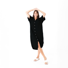 Camisaco Dania negro con botones, modelo femenino posando con una mano sobre la cabeza.