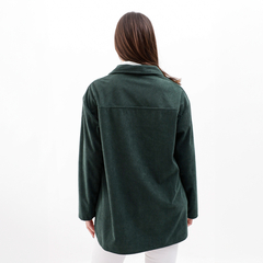 Camisaco Suecia en color verde, visto desde la parte posterior, con diseño de canalé.