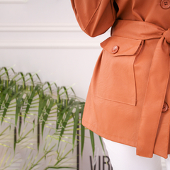 Camisaco trench de color naranja con cinturón y botones, adecuado para el invierno.