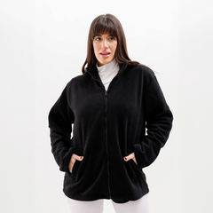 Modelo vistiendo una campera negra Ersa con bolsillos, en un fondo blanco.