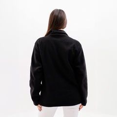 Vista trasera de la campera Ersa negra, destacando su diseño y textura.