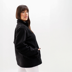 Modelo usando una campera negra Ersa, de estilo cómodo y moderno.