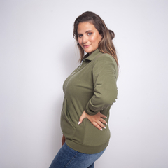 Modelo posando con una campera Jolie de color verde olivo, con cierre y bolsillo frontal.