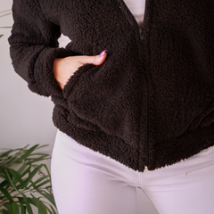 Campera Keira de color marrón, con cierre y bolsillos, vista frontal desde la cintura hacia arriba.