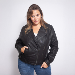 Campera de cuero negra con cierre y bolsillos, modelo ajustado, luciendo un estilo moderno.