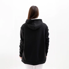 Campera Paula negra vista posterior, con capucha y diseño cómodo.