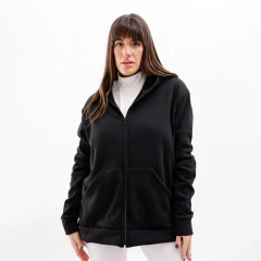 Campera Paula negra con capucha, modelo de abrigo para mujer, presentada con fondo blanco.