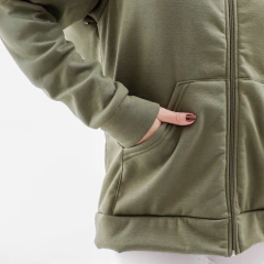 Campera Paula en color verde oliva, mostrando un diseño moderno con bolsillos y cierre frontal.