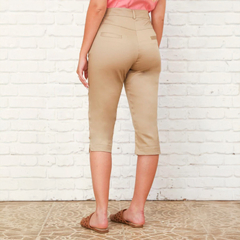 Mujer de espaldas usando pantalones capri color beige
