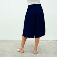 Pantalones Capri Dayak de color azul marino, vista trasera, con un diseño cómodo y ligero.