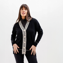 Cardigan Cailin negro con detalles claros, modelo posando con fondo blanco.