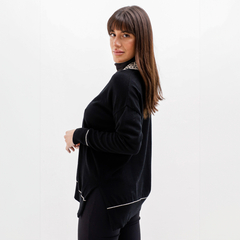 Modelo usando un cardigan negro Cailin, con un diseño elegante y detalles en la parte superior.