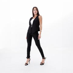 Modelo vistiendo un chaleco negro Bonka sobre una camiseta blanca y pantalones oscuros, posando con elegancia en un fondo blanco.