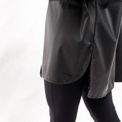 Chaqueta Zenda negra, elegante y moderna, con un diseño de corte largo y mangas largas, ideal para ocasiones formales.