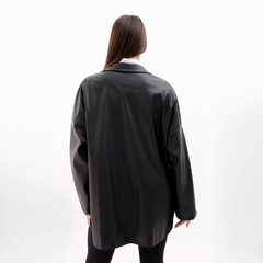 Chaqueta Zenda negra vista desde atrás, con un diseño elegante y moderno.