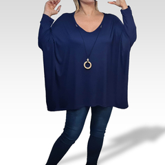Remerón India de color azul marino, con mangas largas y diseño holgado, utilizado por una modelo.