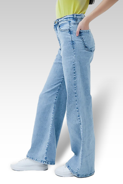 Jeans anchos de color azul claro, llevados por una modelo, con detalles en los bolsillos y costuras.