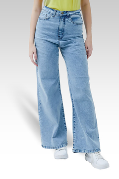 Jean Anya de tiro alto en denim claro, con piernas anchas y detalles de costura.