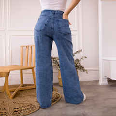Jean Anya de corte recto, visto desde la parte trasera, con un diseño clásico en denim azul.
