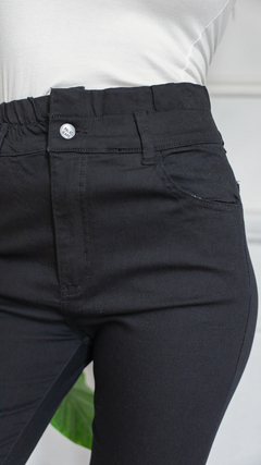 Pantalones jeans baggy de color negro con cintura elástica y detalles de costura.