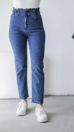 Pantalones jeans baggy de color azul con cintura fruncida.