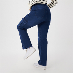 Jean cargo Leyre de color azul oscuro con detalles de bolsillos, modelado por una persona que lleva una camiseta de rayas.