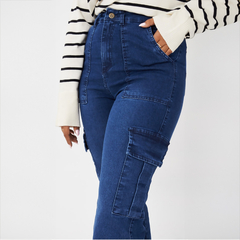 Pantalones cargo de jean azul oscuro con detalles de bolsillos laterales.