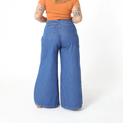 Pantalones de jean gótico de corte amplio, vista trasera.