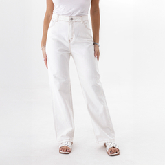 Pantalones de jean blancos de corte recto, combinados con una camiseta sin mangas y sandalias.