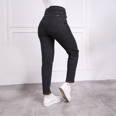 Jean MOM negro de tiro alto, ajustado a la figura, con un diseño moderno y elegante.
