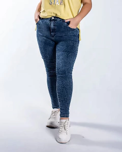 Jeans de mujer de color azul oscuro, ajustados, con detalles de textura y bolsillos, combinados con una camiseta amarilla.