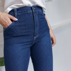 Detalle de un jean semi oxford de color azul, mostrando la cintura y el corte ajustado en la pierna.