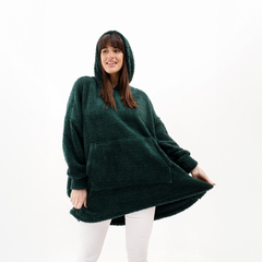 Buzo Maxi Oli de color verde oscuro, con capucha y bolsillo frontal, modelo oversize.