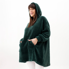 Buzo Maxi Oli de color verde oscuro, con capucha y bolsillos, modelo femenino.