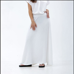 Falda larga blanca Nalami, look elegante y cómodo, con una modelo posando en un fondo blanco.