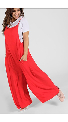 Mono largo rojo con tirantes, ideal para un look casual y cómodo.