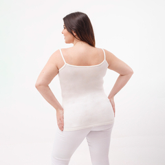 Musculosa básica blanca vista desde atrás, con tirantes finos, combinada con pantalones blancos.