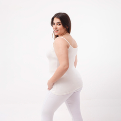 Musculosa básica blanca vista desde atrás, con tirantes finos y ajuste cómodo.