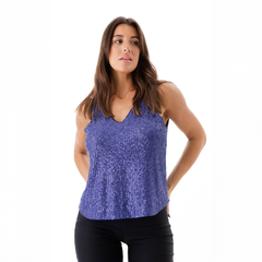 Musculosa Casiopea de color púrpura con detalles brillantes, modelo luciendo la prenda.