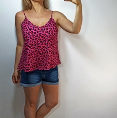 Musculosa Clarise de color rosa con estampado de leopardo, combinada con shorts de denim.