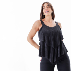 Musculosa de color negro con diseño de capas, ideal para ocasiones elegantes.