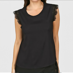 Musculosa Fátima de color negro con detalles de encaje en los hombros.