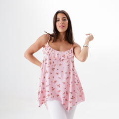 Musculosa Odina rosa con estampado de flores, con volados en el escote, usada por una modelo.