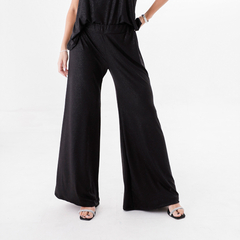 Pantalones palazzo negros con un diseño amplio, ideales para un look elegante y cómodo.