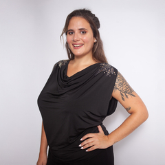 Modelo luciendo una musculosa negra con detalles brillantes en los hombros.